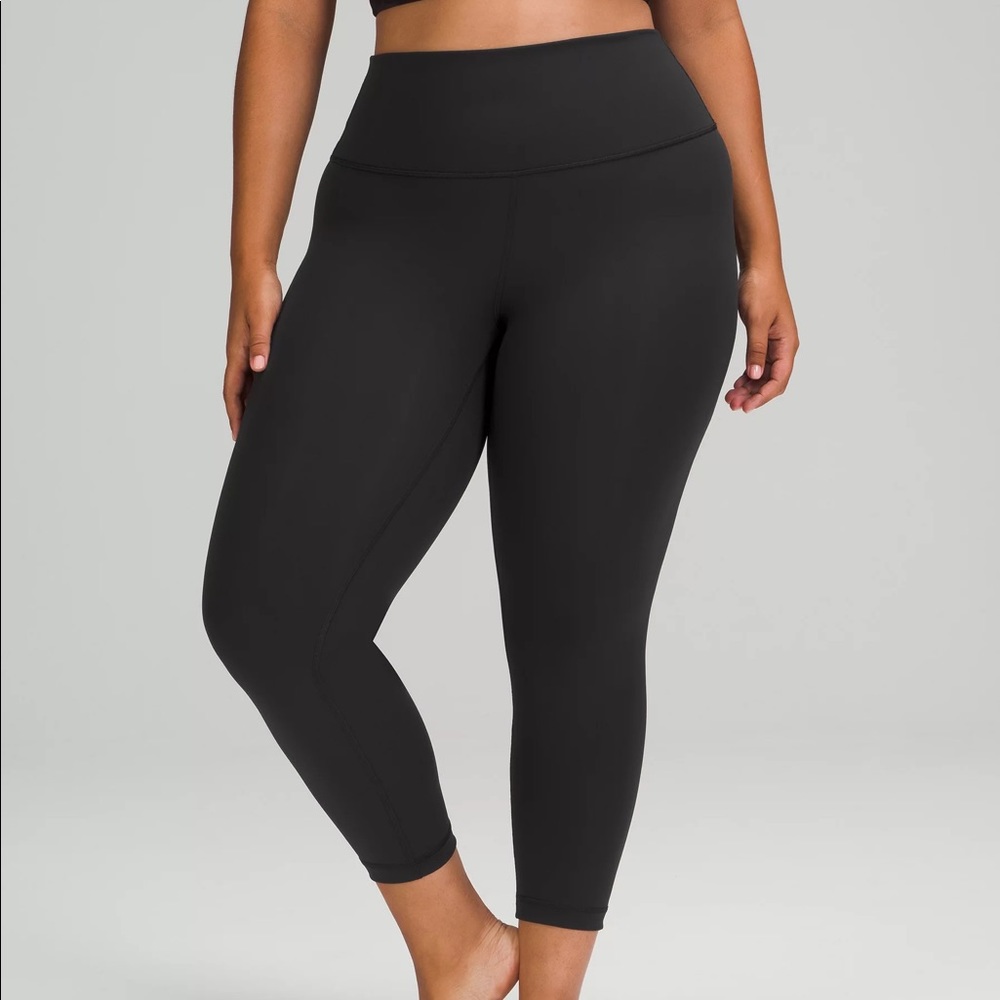 Like New Lululemon Black Wunder Under Leggings size 6 inseam 21 inches
